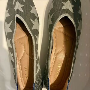 186- Gray Star Patterned pointed toe flats